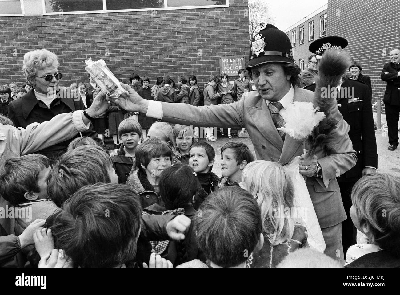 Ken Dodd à un poste de police de Liverpool. 7th juin 1979. Banque D'Images