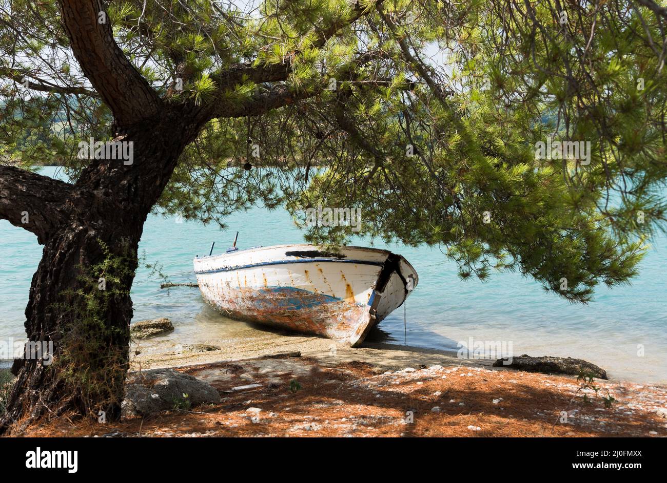 Pêche en bateau en bois sur la côte Banque D'Images