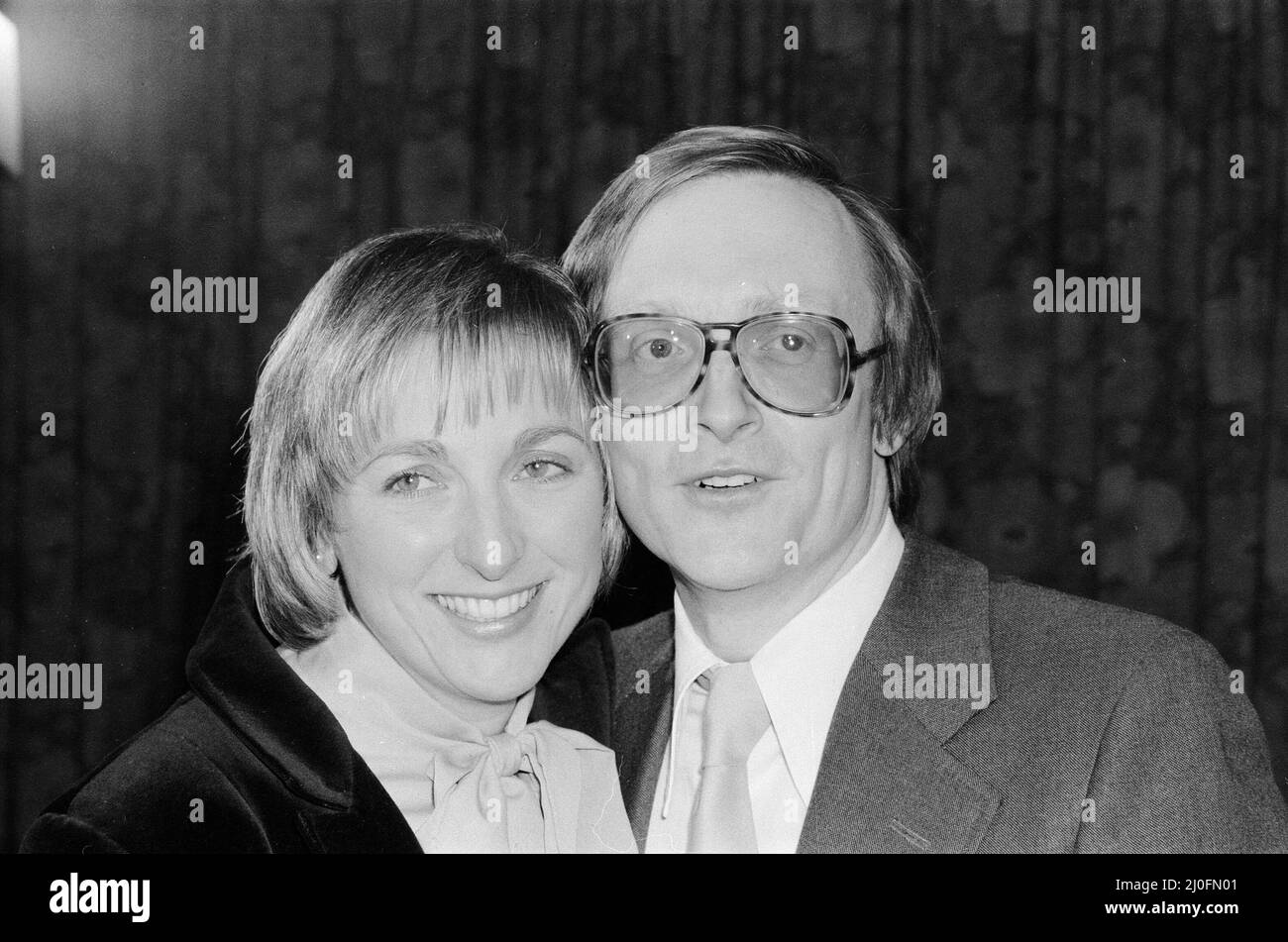 Siège de l'ambassade iranienne à Londres, où six hommes armés du groupe extrémiste iranien « mouvement révolutionnaire démocratique pour la libération de l'Arabistan » ont pris d'assaut le bâtiment, prenant 26 otages avant que les SAS ne reprenne l'ambassade et libèrent les otages. Le technicien de la BBC, SIM Harris, qui a été pris en otage à l'ambassade pendant le siège, a été photographié avec sa femme à son retour chez lui. 6th mai 1980. Banque D'Images Siège de l'ambassade iranienne à Londres, où six hommes armés du groupe extrémiste iranien « mouvement révolutionnaire démocratique pour la libération de l'Arabistan » ont pris d'assaut le bâtiment, prenant 26 otages avant que les SAS ne reprenne l'ambassade et libèrent les otages. Le technicien de la BBC, SIM Harris, qui a été pris en otage à l'ambassade pendant le siège, a été photographié avec sa femme à son retour chez lui. 6th mai 1980. Banque D'Images