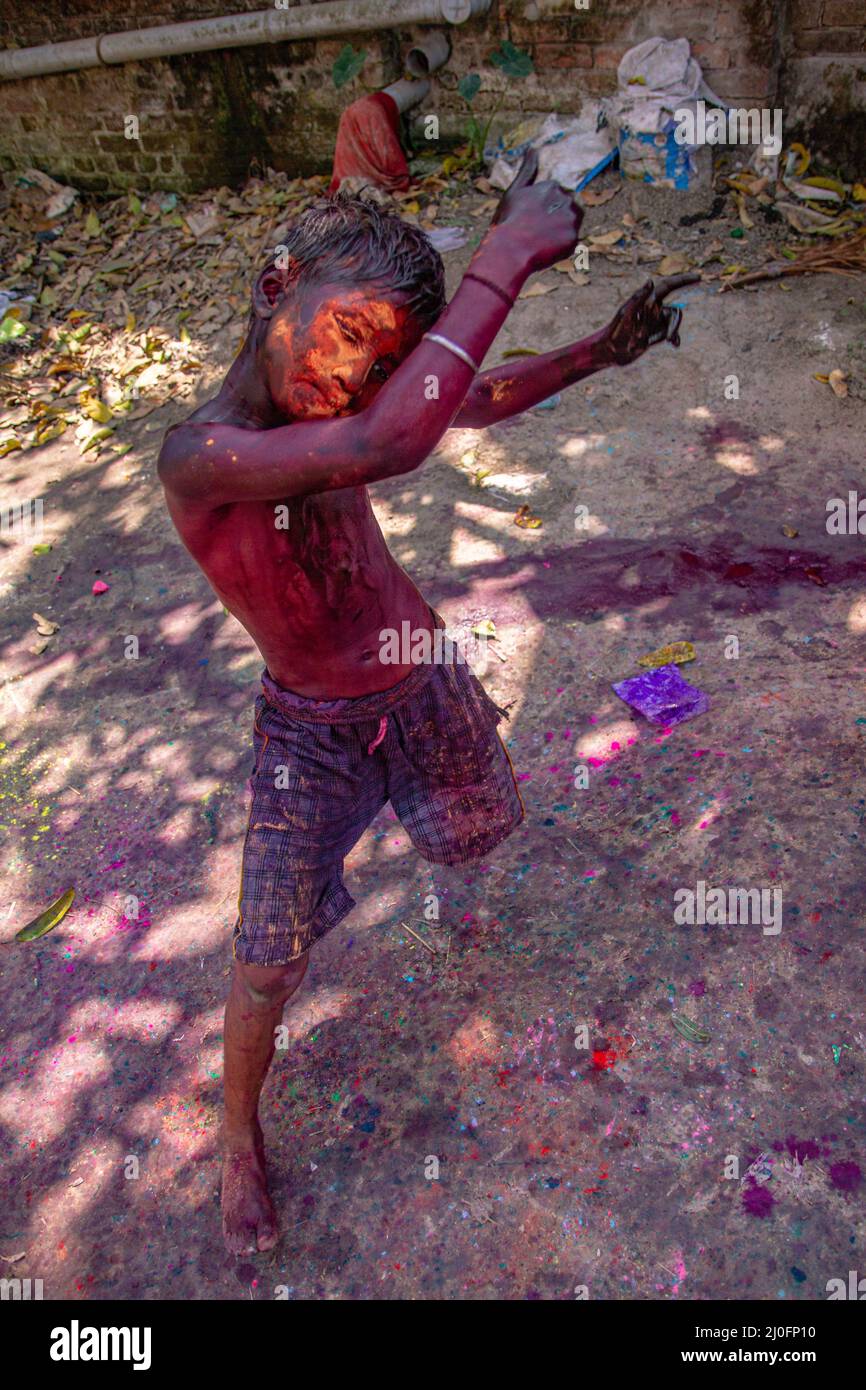 Kolkata, Bengale occidental, Inde. 17th mars 2022. Célébration de Holi le festival des couleurs. (Credit image: © Sudip Chanda/Pacific Press via ZUMA Press Wire) Banque D'Images