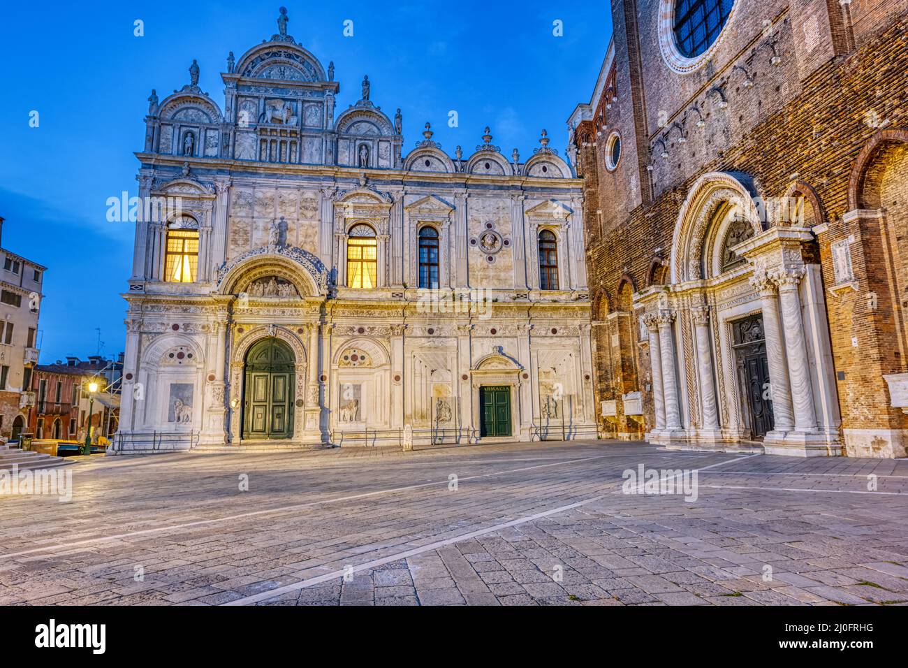 La Scuola Grandi meurt San Marco avec l'église San Zanipolo à Venise, en Italie, la nuit Banque D'Images