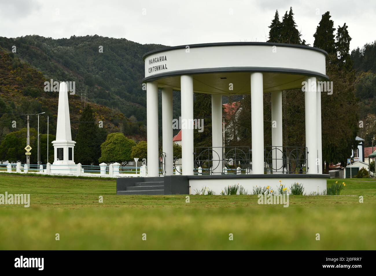 REEFTON, NOUVELLE-ZÉLANDE, 6 SEPTEMBRE 2021 : la bande historique rotonde et le mémorial de guerre à Reefton, Nouvelle-Zélande, 6 septembre 2021 Banque D'Images