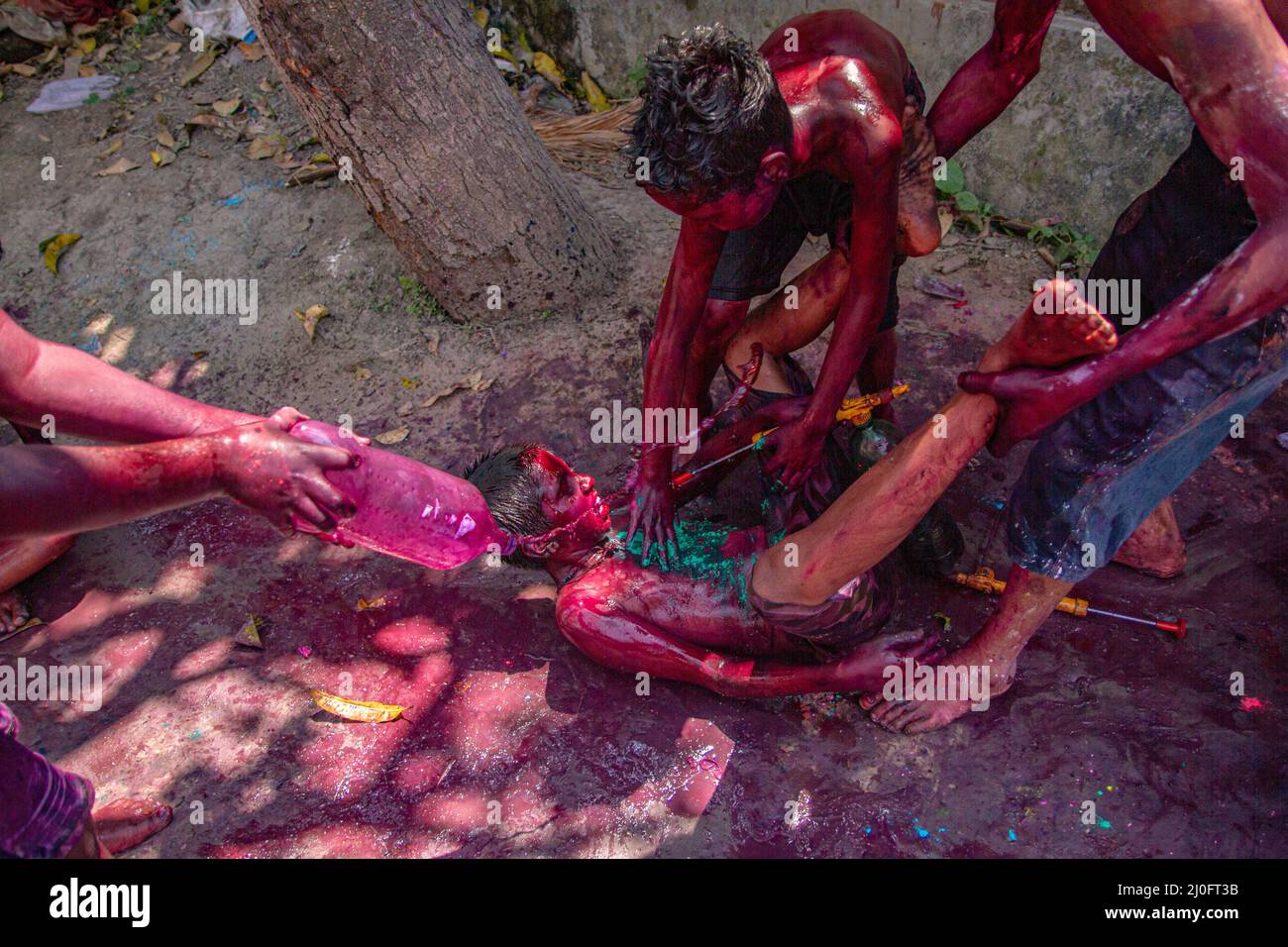 Kolkata, Bengale occidental, Inde. 17th mars 2022. Célébration de Holi le festival des couleurs. (Credit image: © Sudip Chanda/Pacific Press via ZUMA Press Wire) Banque D'Images