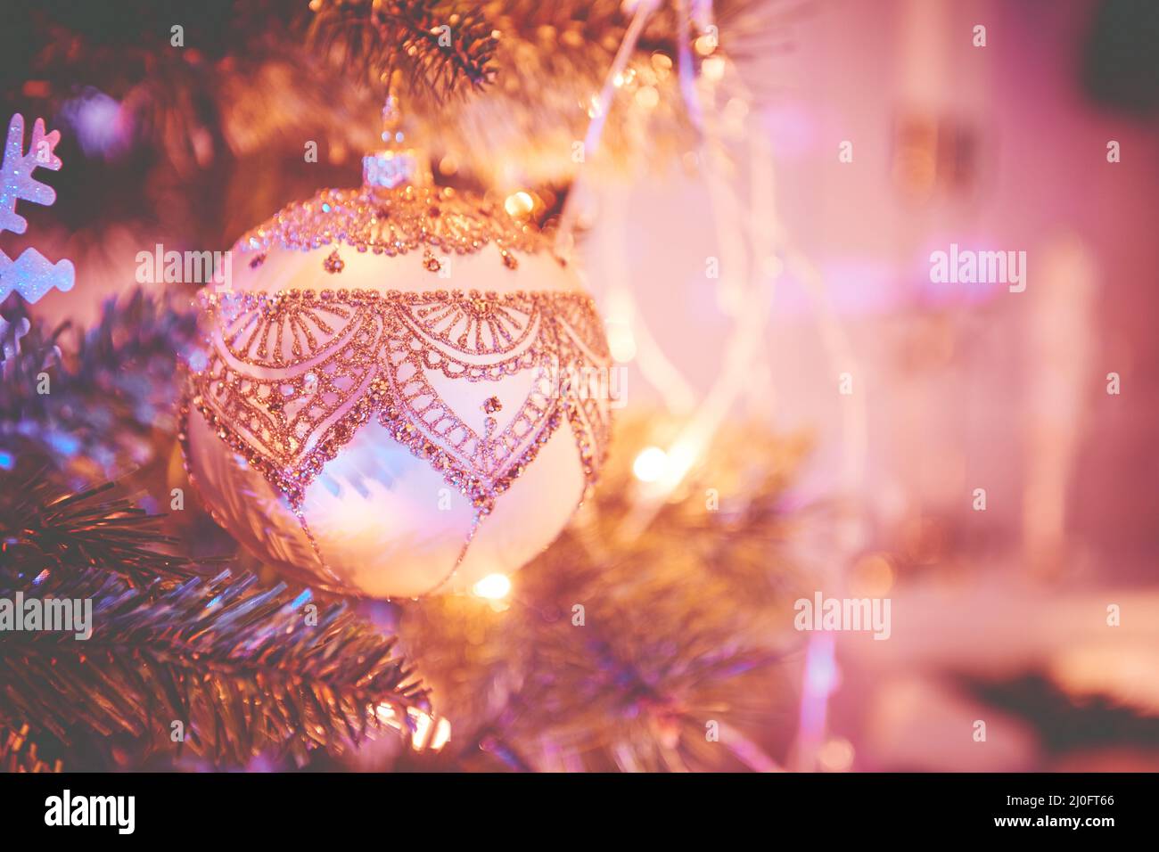 Gros plan sur les décorations pour arbres de Noël. Mise au point sélective avec couleurs rétro délavées Banque D'Images