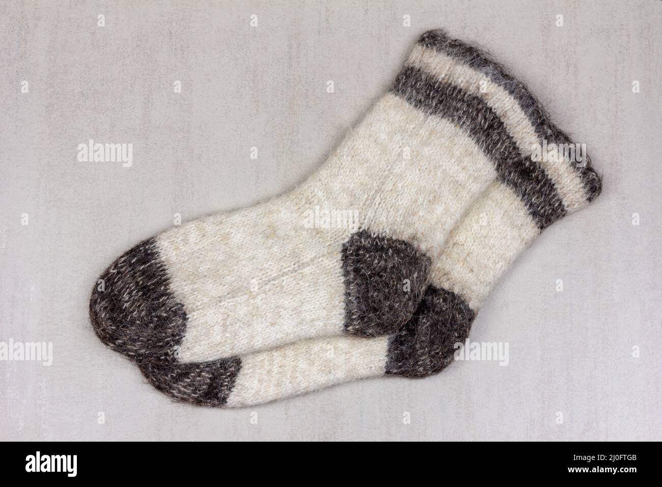 Chaussettes tricotées blanches pour hommes en poils de chien sur fond gris gros plan Banque D'Images