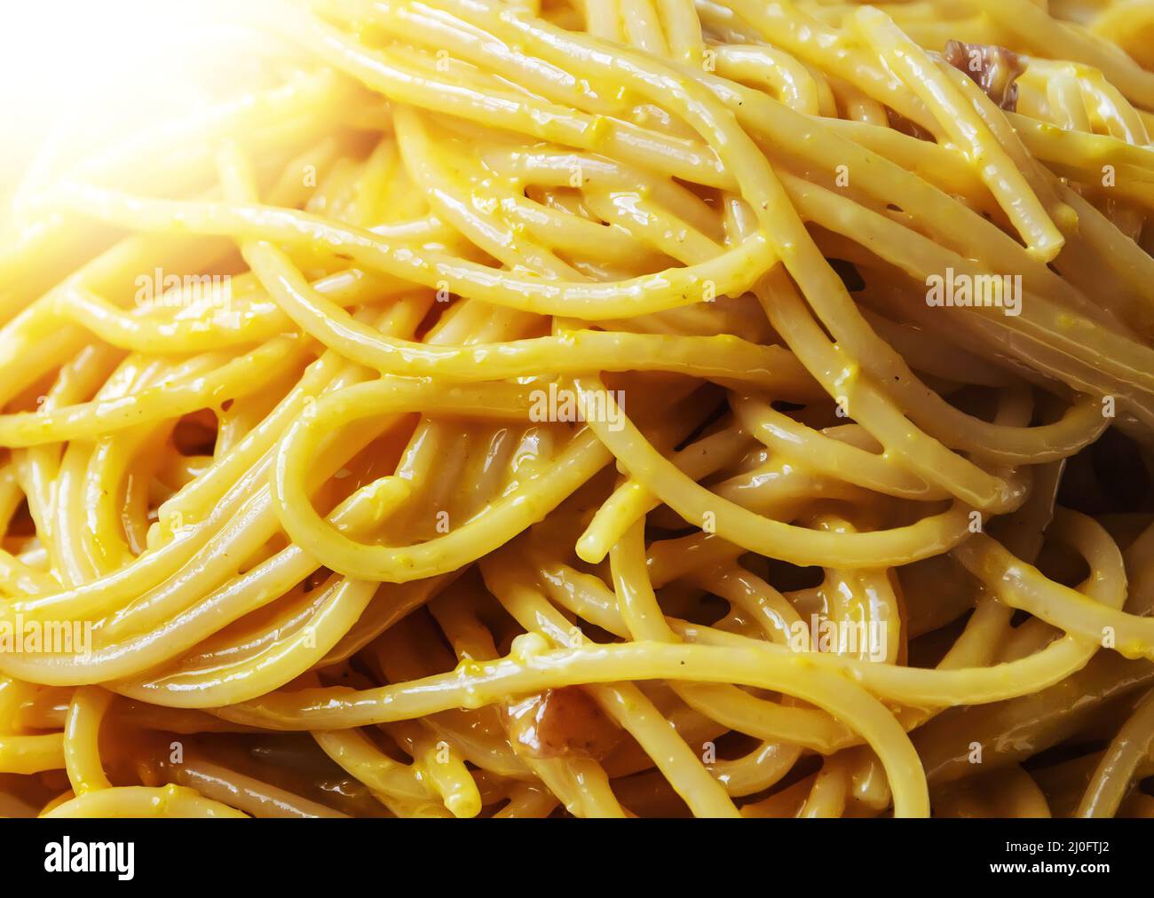 Vue rapprochée des spaghetti avec sauce carbonara. Recette romaine typique Banque D'Images