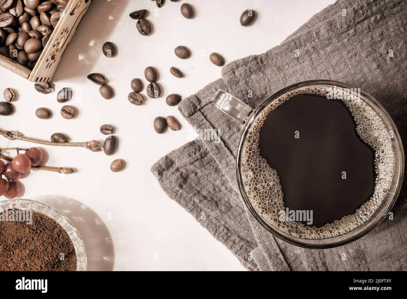 Café noir dans une tasse sur la table Banque D'Images