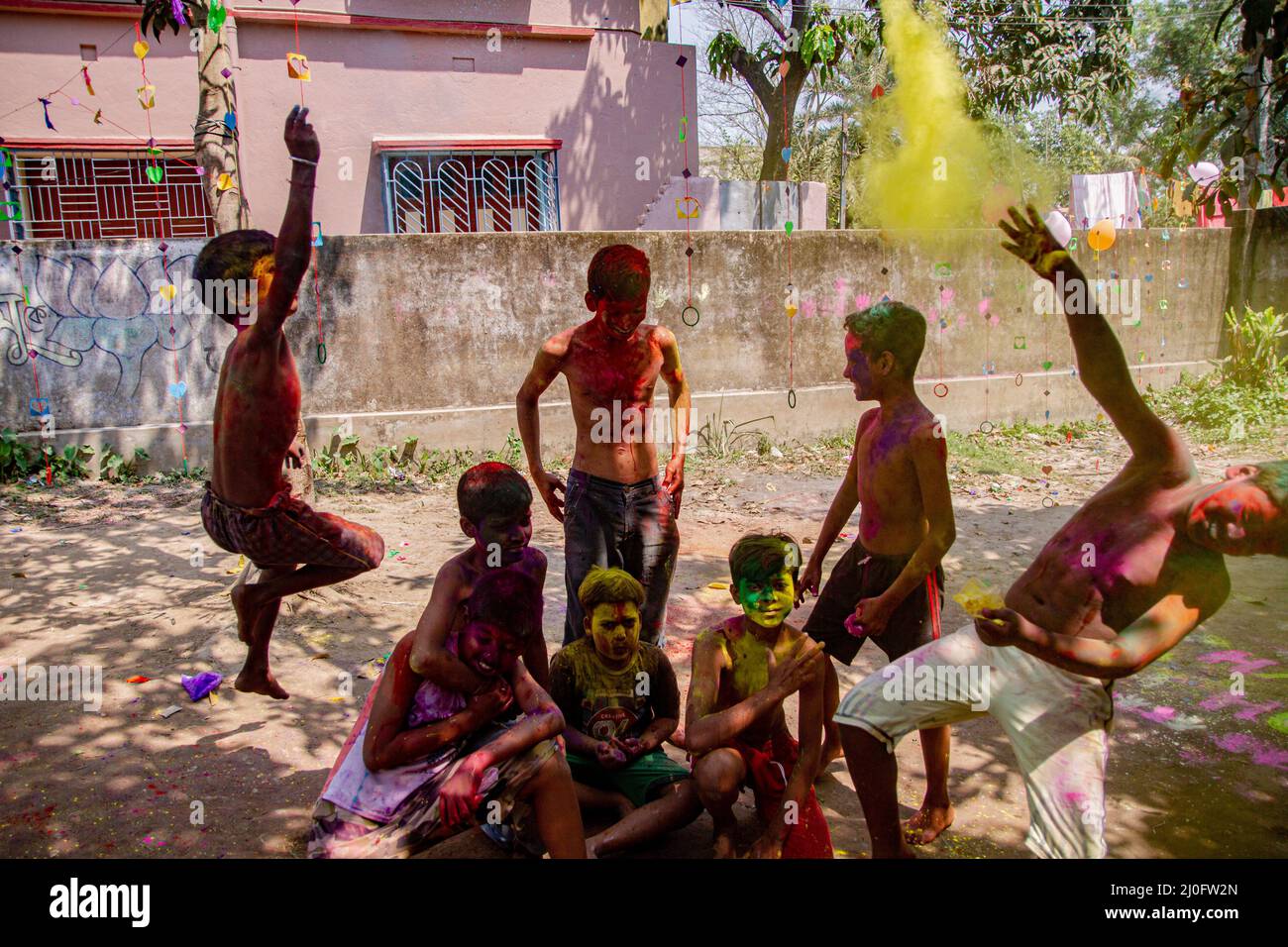 Kolkata, Bengale occidental, Inde. 17th mars 2022. Célébration de Holi le festival des couleurs. (Credit image: © Sudip Chanda/Pacific Press via ZUMA Press Wire) Banque D'Images