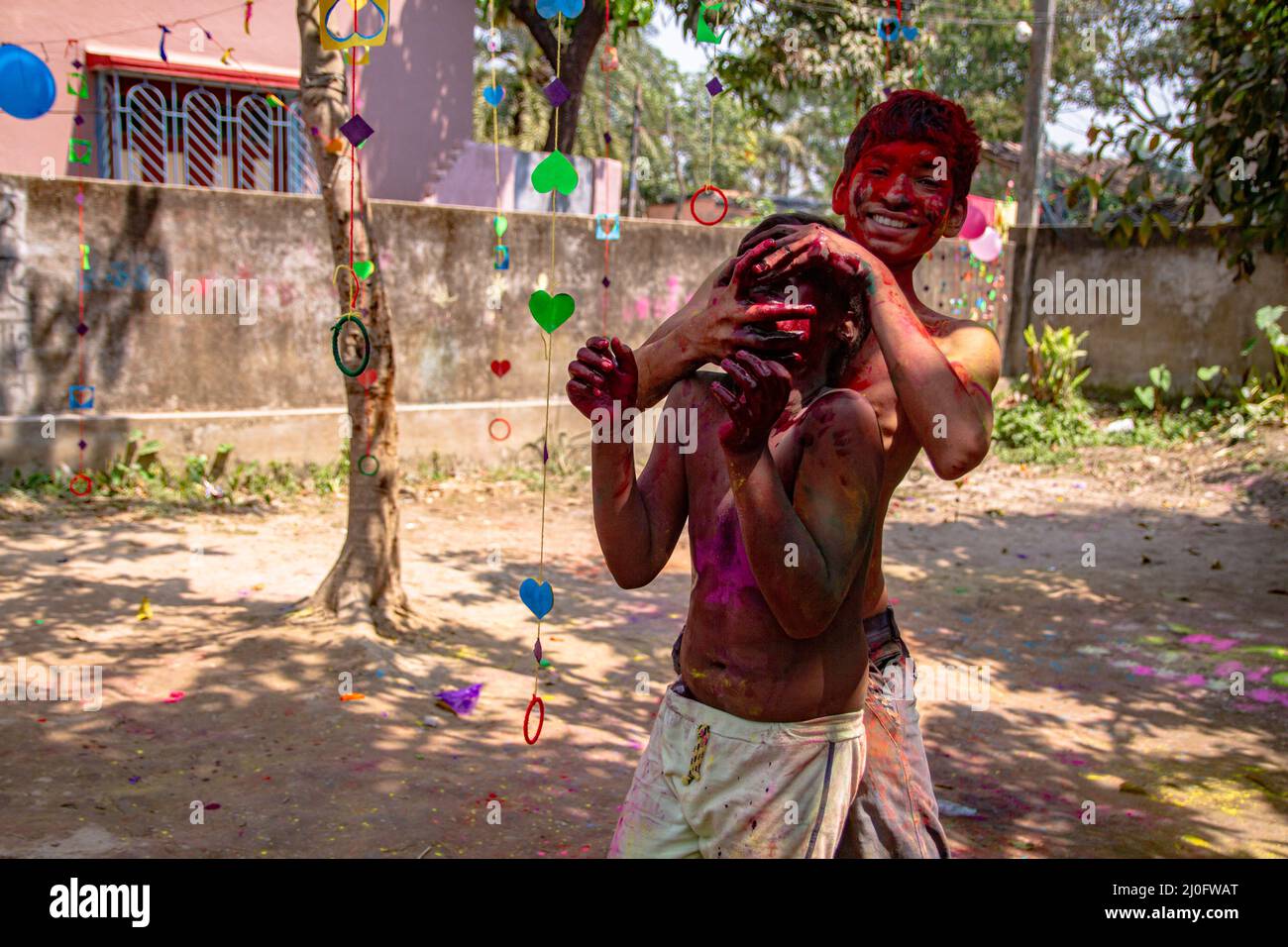 Kolkata, Bengale occidental, Inde. 17th mars 2022. Célébration de Holi le festival des couleurs. (Credit image: © Sudip Chanda/Pacific Press via ZUMA Press Wire) Banque D'Images