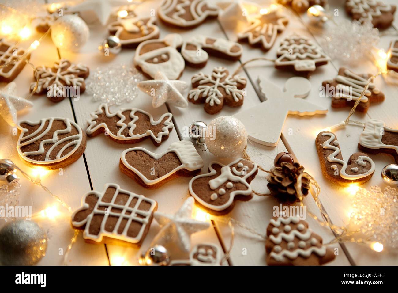 Composition bonbons de Noël. Gingerbread cookies avec des décorations de Noël Banque D'Images