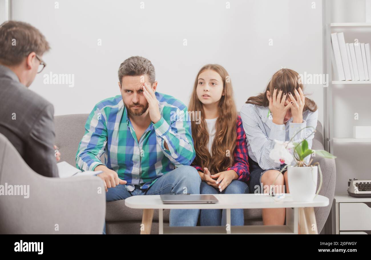 Famille à la session de psychologie.Problème de parents psychologiques.Psychologue travailleur social parlant à la mère du père et à la fille adolescente Banque D'Images