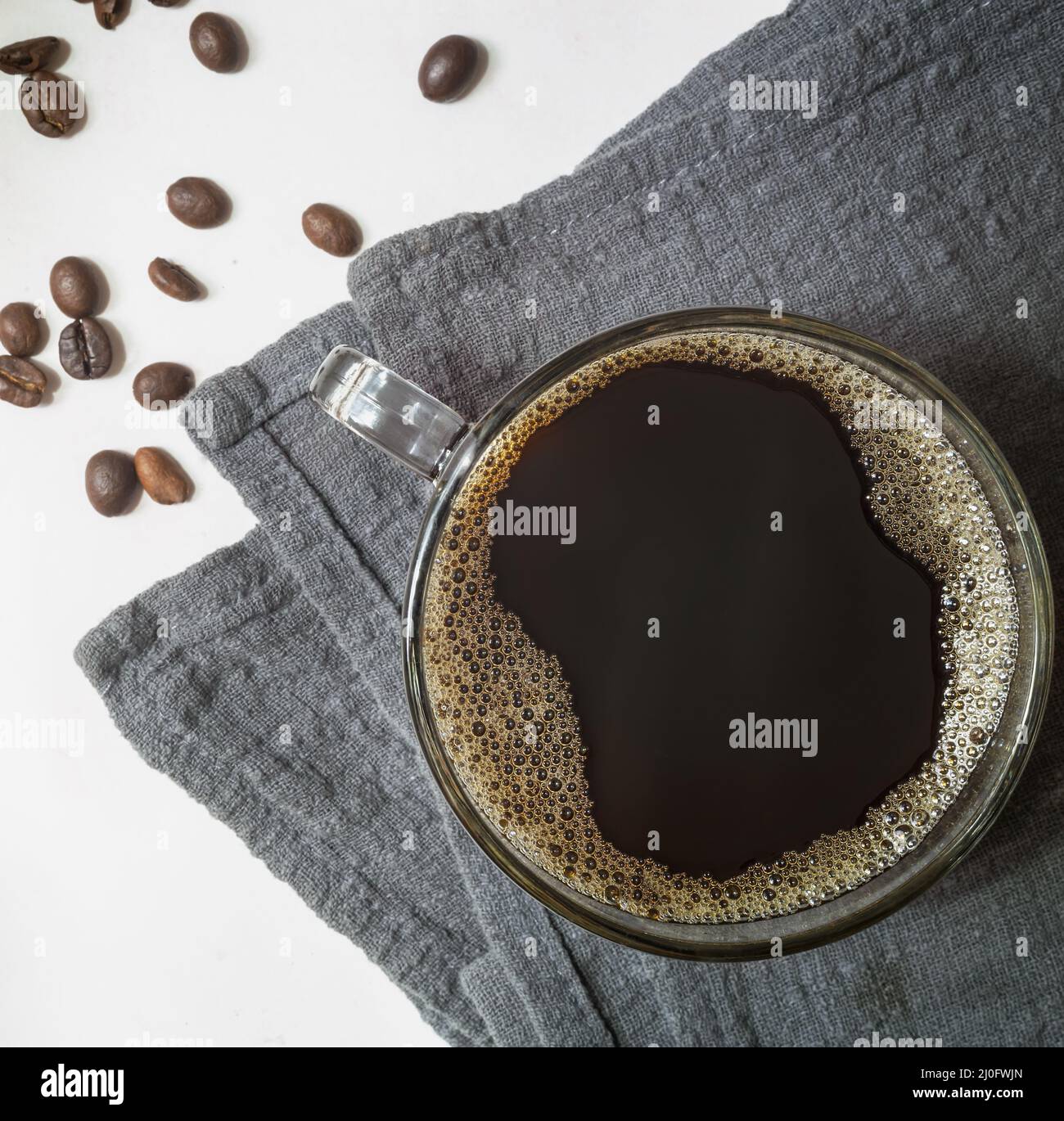 Café noir dans une tasse sur la table Banque D'Images