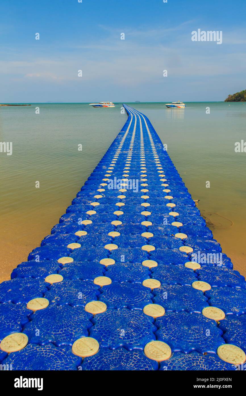Magnifique ponton bleu en plastique flottant dans la mer, jetée pourrie, un stade d'atterrissage ou un petit quai où les bateaux peuvent Banque D'Images