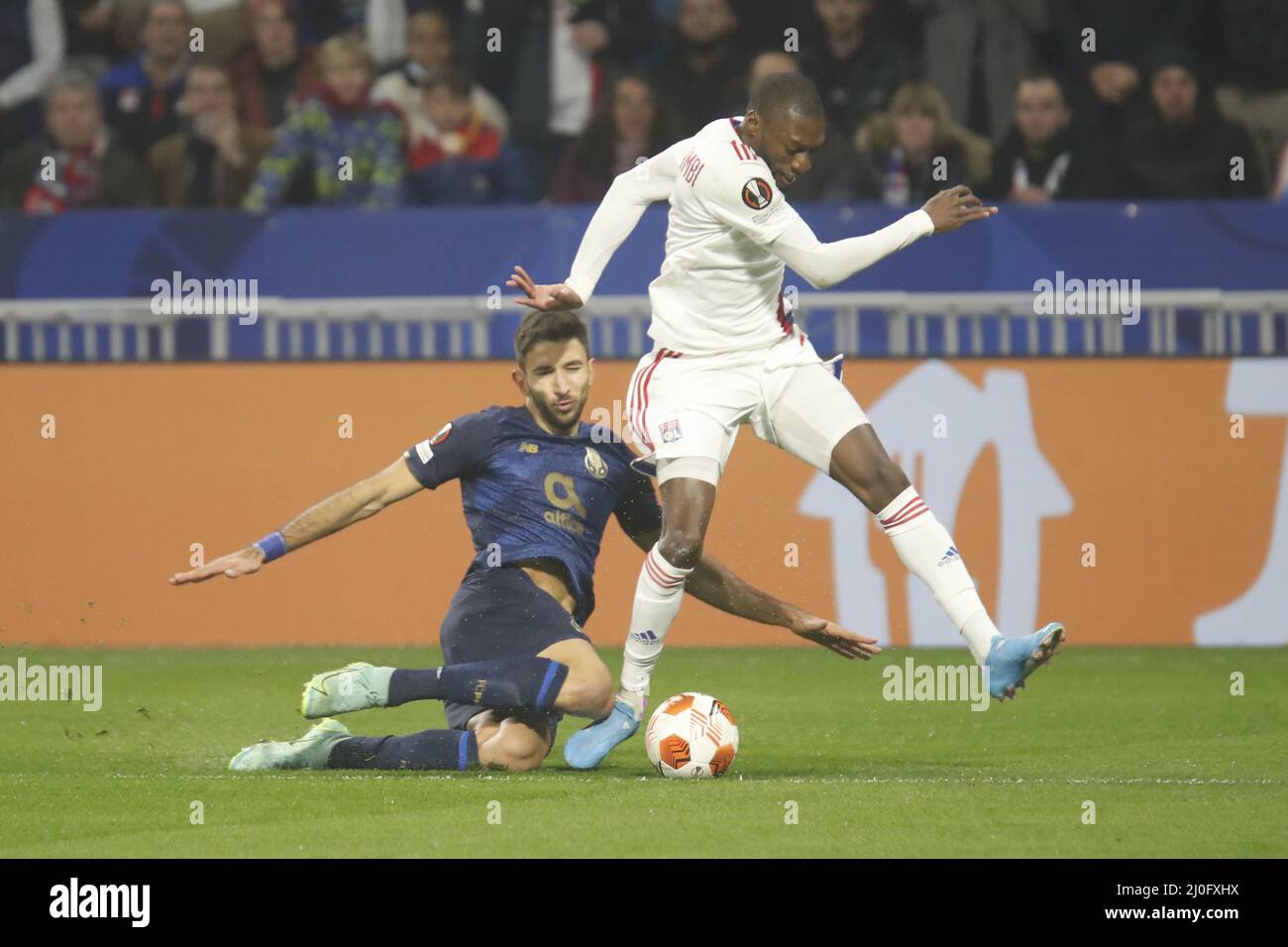 Karl TOKO EKAMBI de Lyon et Marko GRUJIC de Porto lors de l'UEFA Europa League, Round de 16, match de football de 2nd jambes entre l'Olympique Lyonnais (Lyon) et le FC Porto le 17 mars 2022 au stade Groupama de Decines-Charpieu près de Lyon, France - photo: Romain Biard/DPPI/LiveMedia Banque D'Images