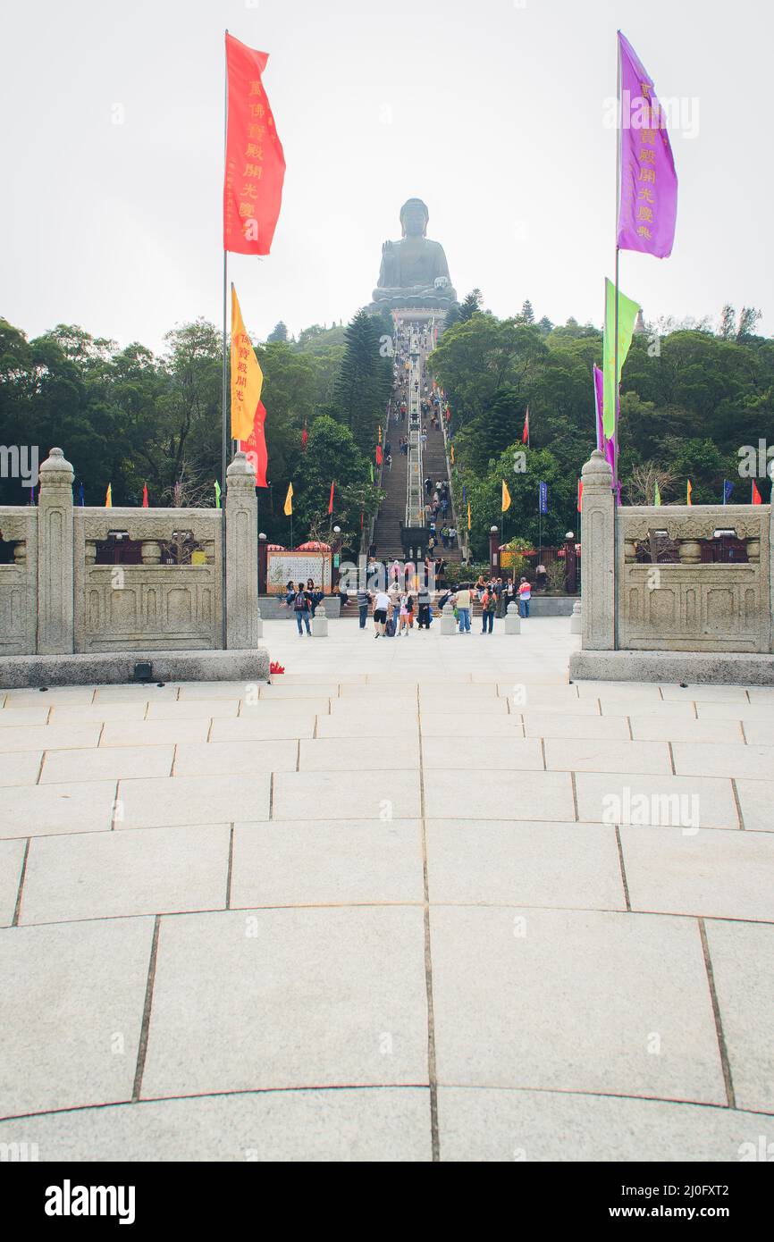 Île Lantau, Hong Kong - 14 novembre 2014 : le touriste a visité la statue du Bouddha Tian géant au sommet de la montagne de po Banque D'Images