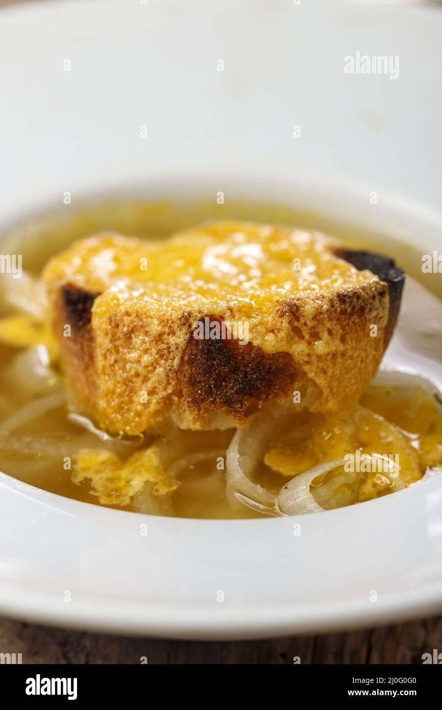 Gros plan d'une soupe à l'oignon français Banque D'Images
