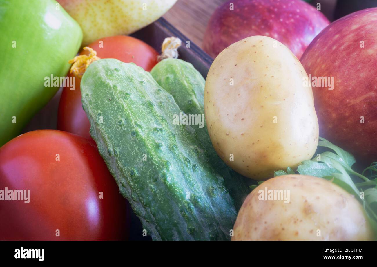 Légumes et fruits frais dans une petite boîte Banque D'Images