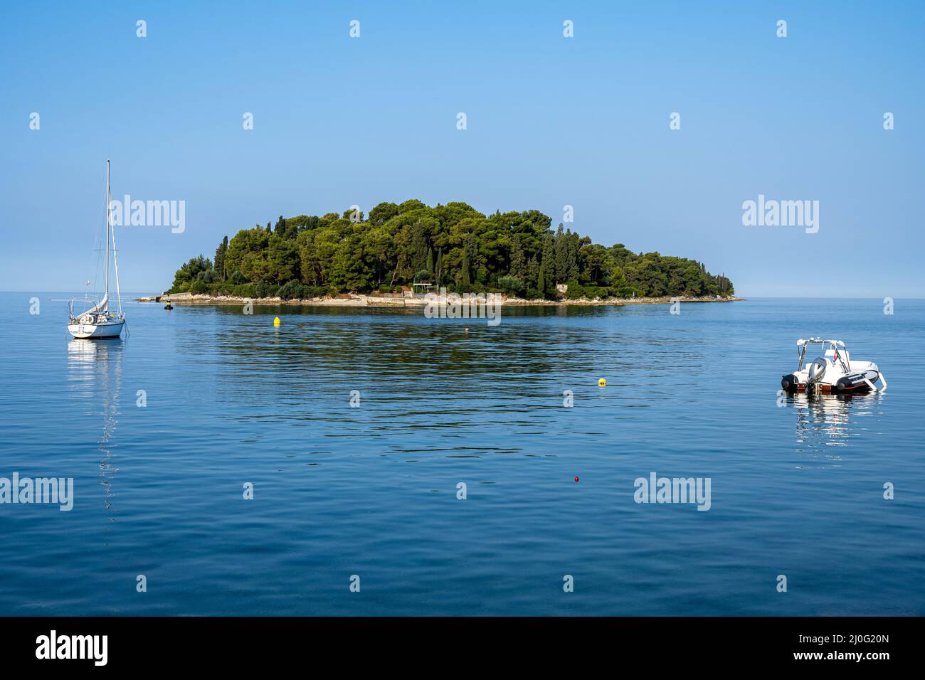Petite île sur la côte croate avec quelques voiliers Banque D'Images