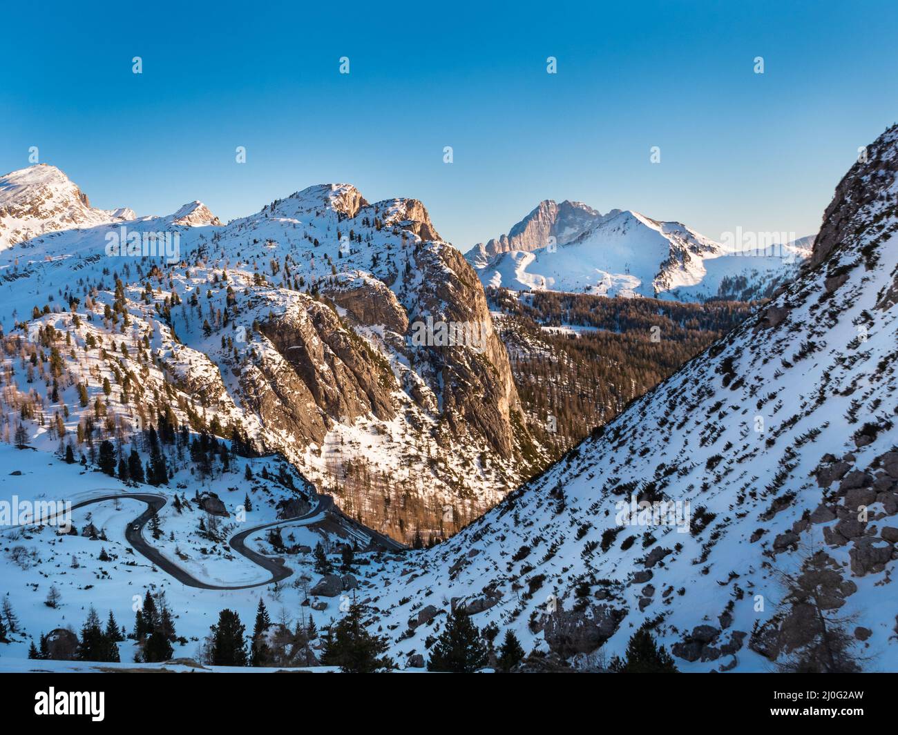 Falzarego Pass Winter Landscape dans les Dolomites italiennes près de Cortina d'Ampezzo, Italie Banque D'Images