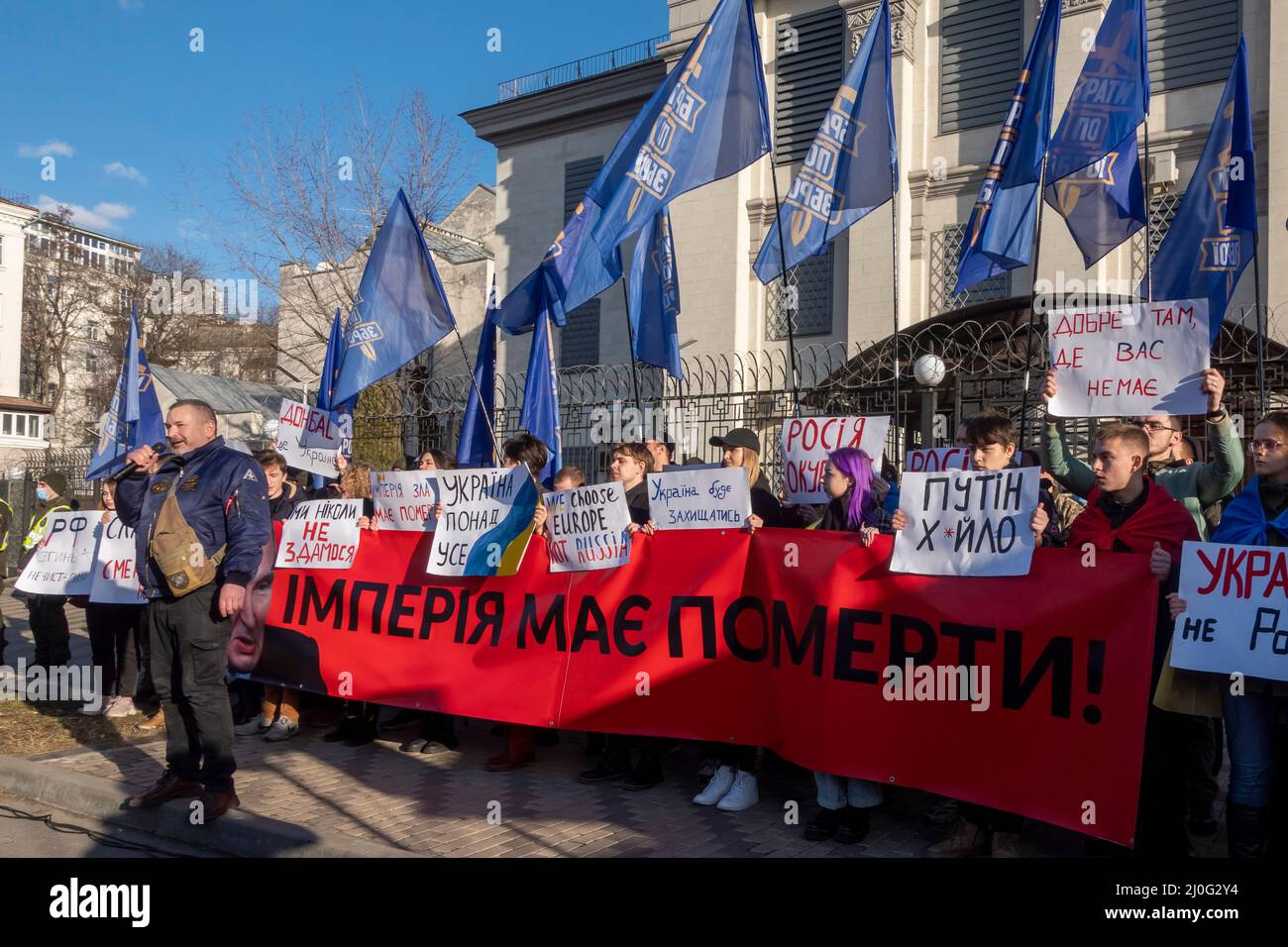 KIEV, UKRAINE 22 FÉVRIER. Les manifestants ukrainiens arborent une bannière et des signes exprimant leur opinion lors d'un rassemblement appelé « l'Empire doit mourir » devant l'ambassade de Russie après que Poutine ait reconnu deux régions ukrainiennes le 22 février 2022 à Kiev, en Ukraine. Le Parlement russe a approuvé des traités avec deux régions sécessionnistes de l'est de l'Ukraine, ouvrant la voie à un déploiement immédiat de troupes russes. Banque D'Images