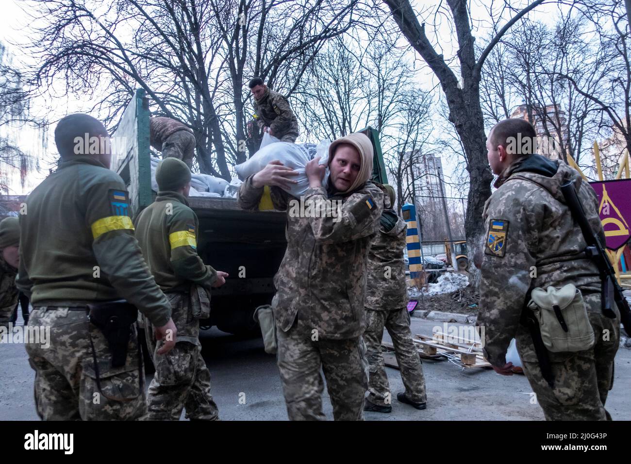 KIEV, UKRAINE 28 FÉVRIER. Les membres de la Force de défense territoriale ukrainienne remplissent des sacs de sable pour les barricades et la défense tandis que l'invasion de l'Ukraine par la Russie se poursuit le 28 février 2022 à Kiev, en Ukraine. La Russie a commencé une invasion militaire de l'Ukraine après que le Parlement russe ait approuvé des traités avec deux régions sécessionnistes de l'est de l'Ukraine. C'est le plus grand conflit militaire en Europe depuis la Seconde Guerre mondiale Banque D'Images