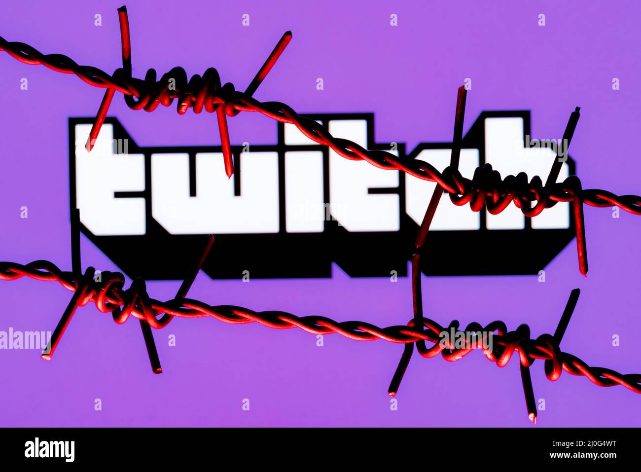 Logo du service de streaming en direct de Twitch derrière le fil barbelé. Le  concept de la censure et de l'interdiction de Twitch Photo Stock - Alamy