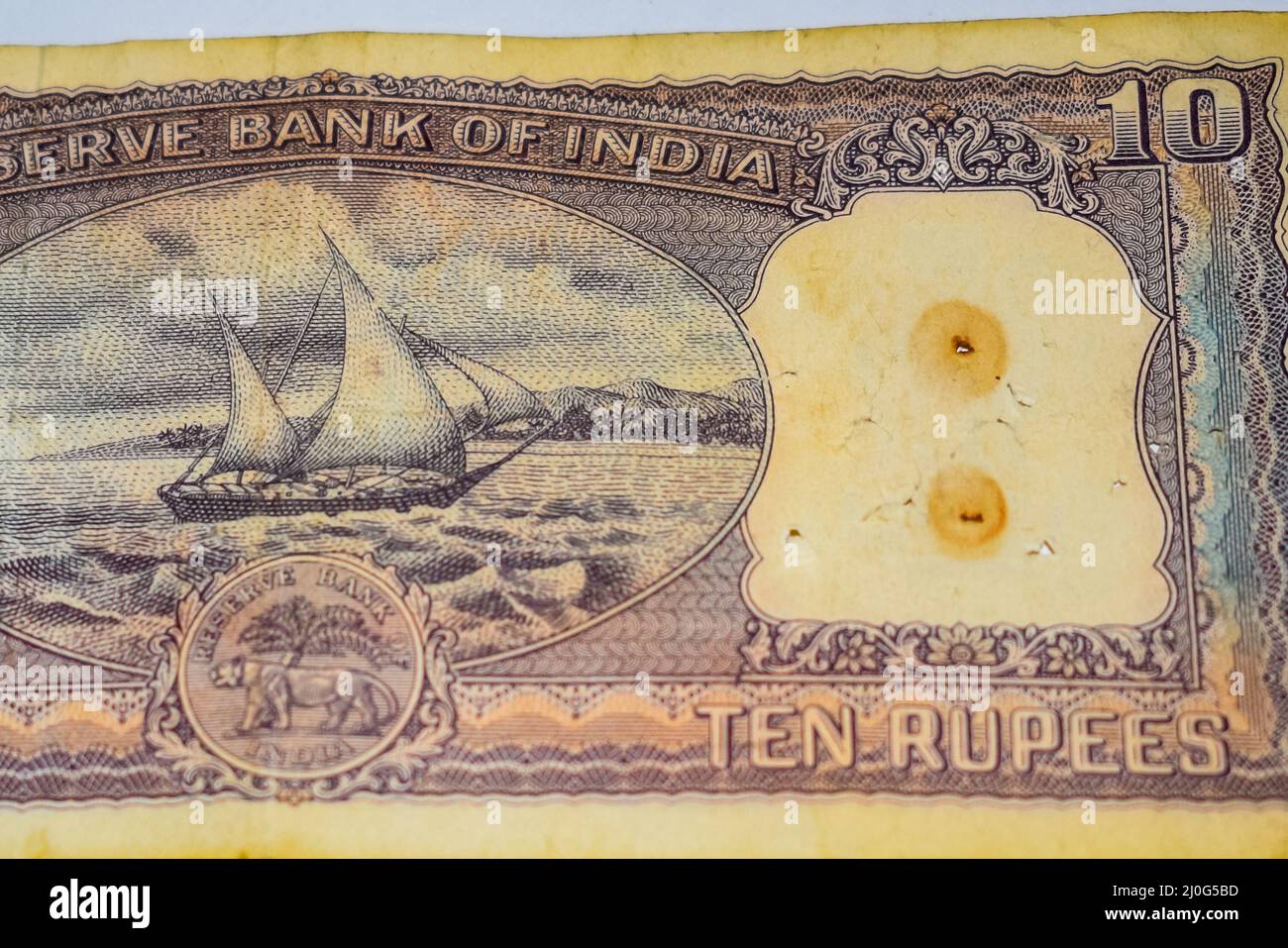 Vue rapprochée d'une rare note de dix roupies sur la table, d'une ancienne note de monnaie indienne sur une table tournante, d'une rare monnaie indienne vue rapprochée Banque D'Images