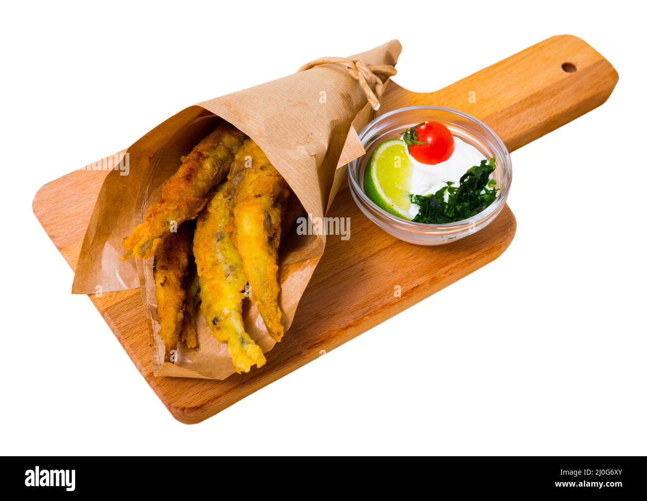 Poisson et frites avec sauce crémeuse au fromage Banque D'Images