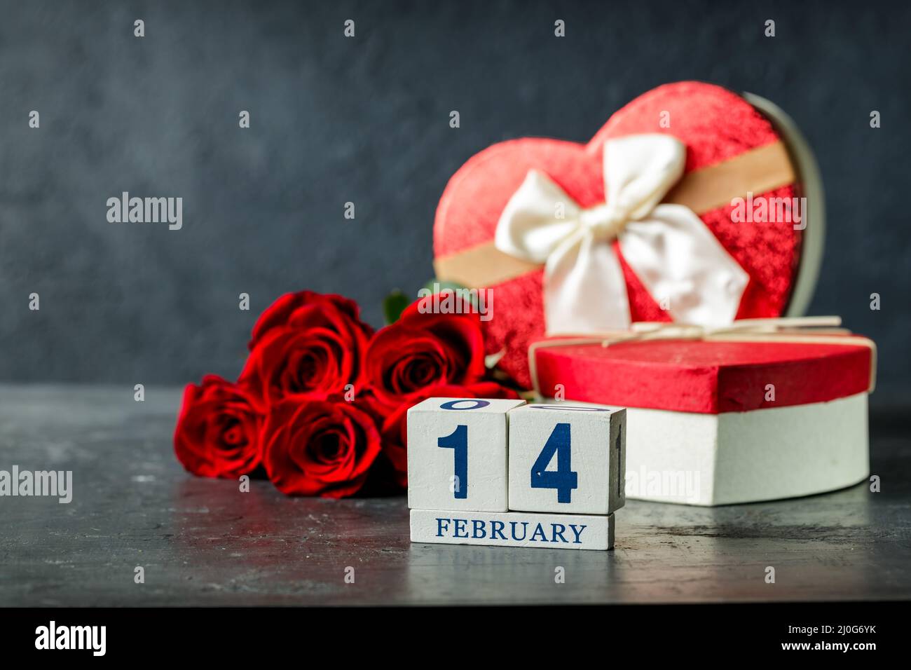 Concept de la Saint-Valentin avec roses rouges et calendrier cubique. 14 février, fête Banque D'Images
