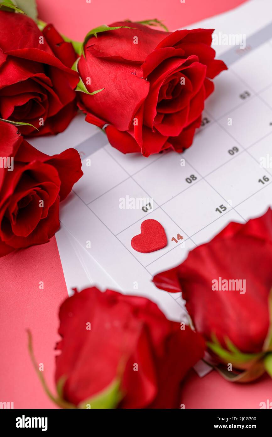 Saint Valentin. Foyers rouges et roses sur la page Calendrier. Le 14 février de la Saint Valentin. Fond rose. Banque D'Images