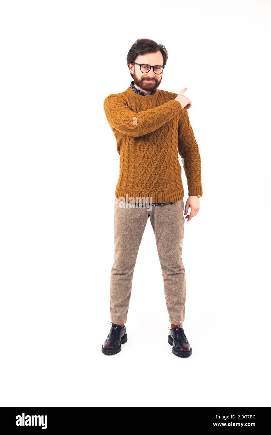 Confiant jeune homme caucasien debout et souriant, pointant son doigt vers l'arrière direction encouragement concept publicité plein tourné blanc fond isolé studio tourné espace de copie . Photo de haute qualité Banque D'Images