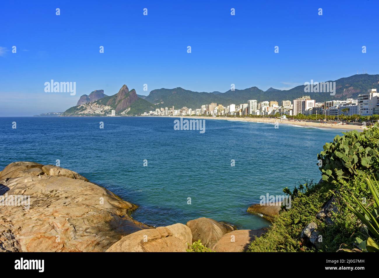 Ipanema plage à Rio de Janeiro avec des montagnes Banque D'Images