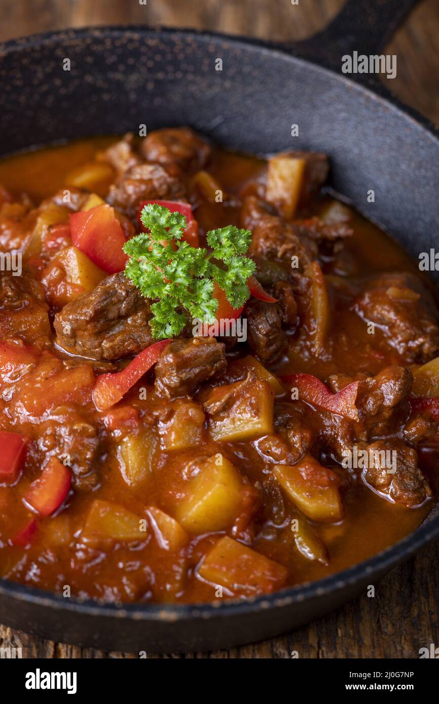 Goulash hongrois avec viande et pommes de terre Banque D'Images