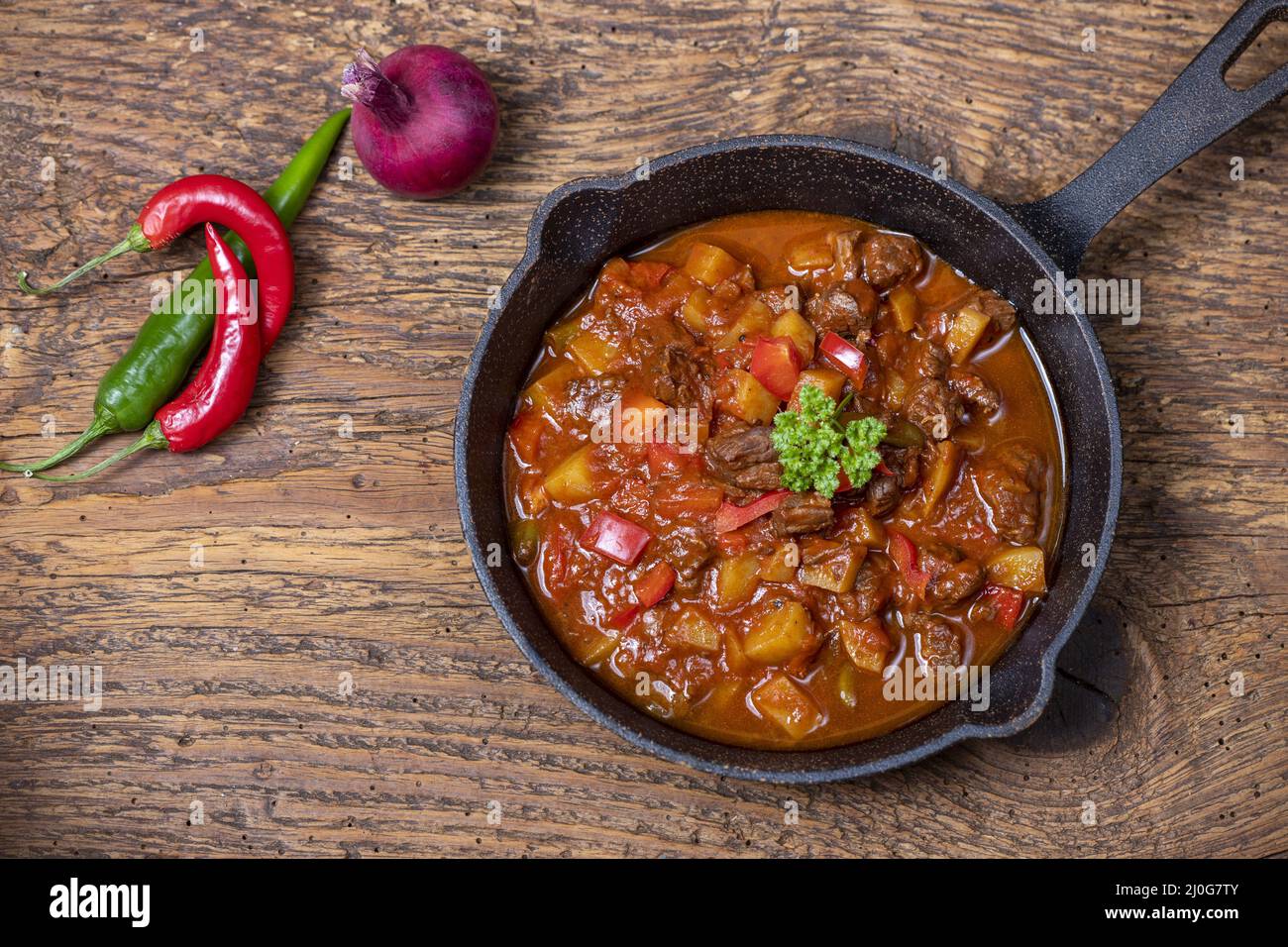 Goulash hongrois avec viande et pommes de terre Banque D'Images
