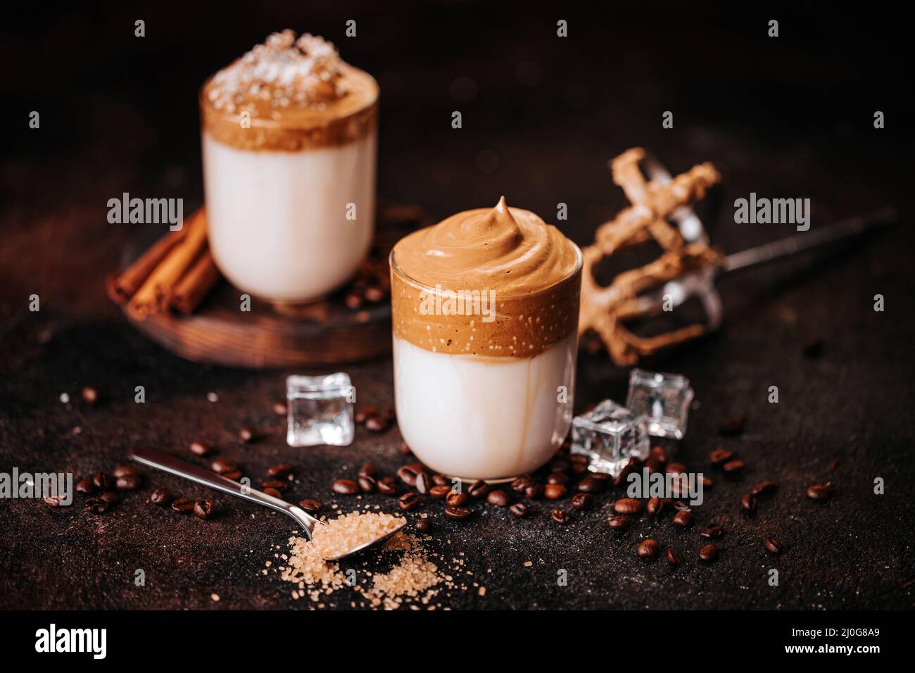 La vie de café de Dalgona crémeux et corean avec des grains de café Banque D'Images