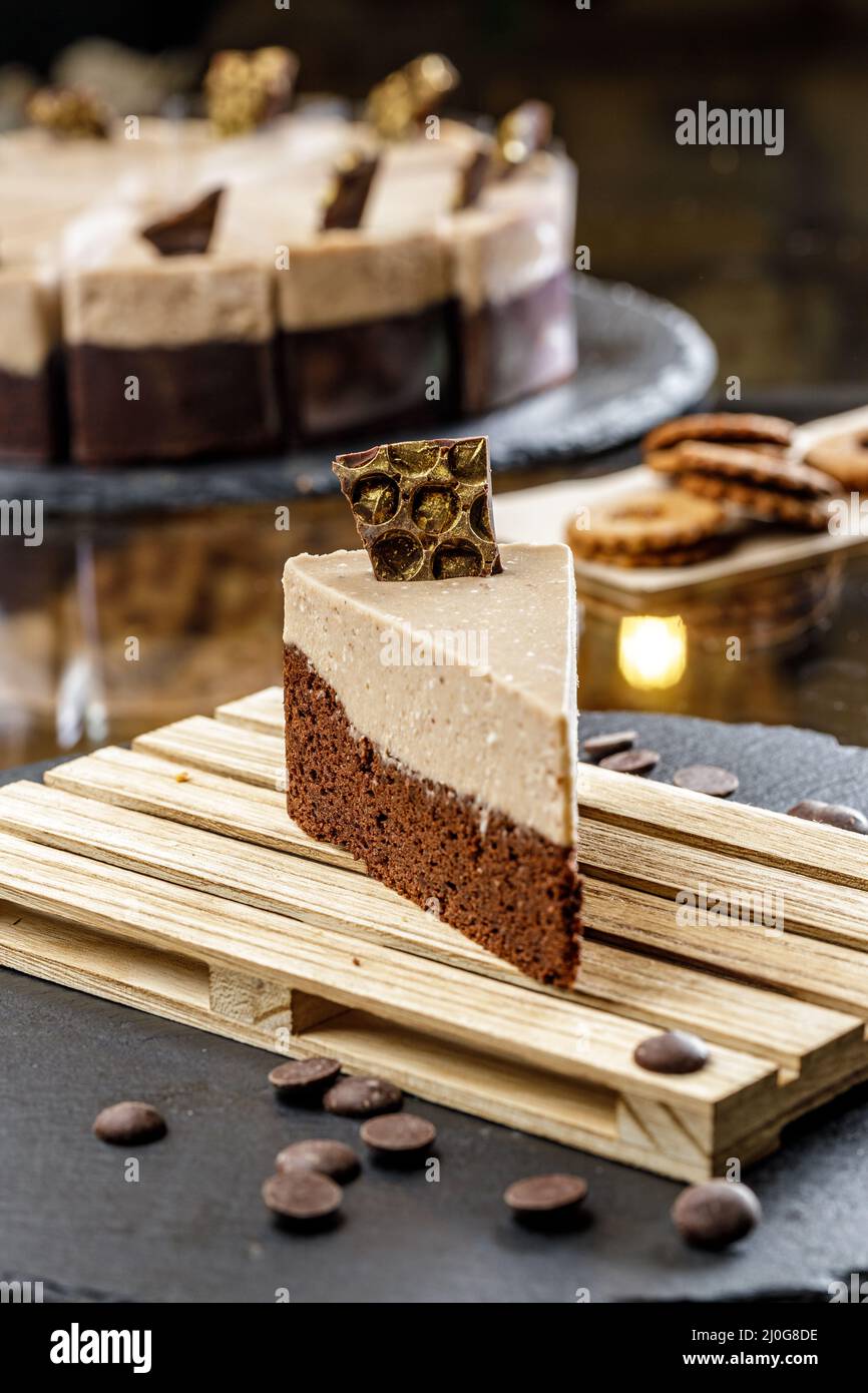 Gâteau au châtaignier avec mousse au chocolat. Délicieux fessier et dessert sans sucre Banque D'Images