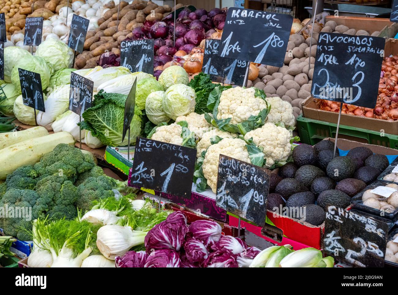 Grand choix de légumes frais et de salade à vendre à un marché Banque D'Images