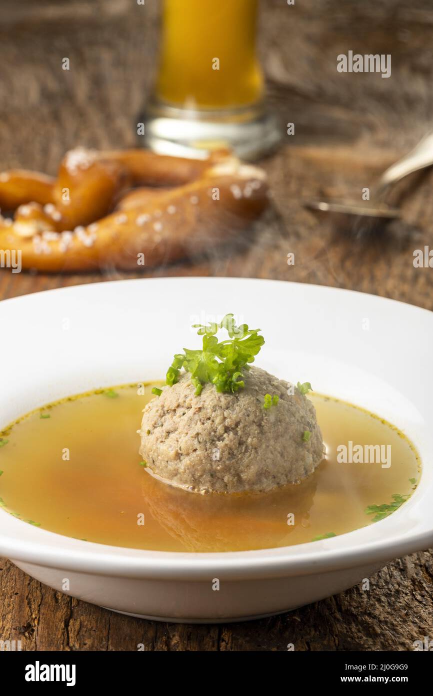 Soupe de boulettes de foie bavaroise sur bois Banque D'Images