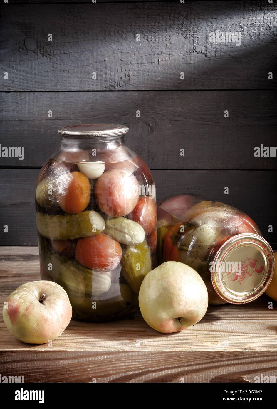 Légumes en conserve dans des pots en verre sur une étagère dans le sous-sol Banque D'Images