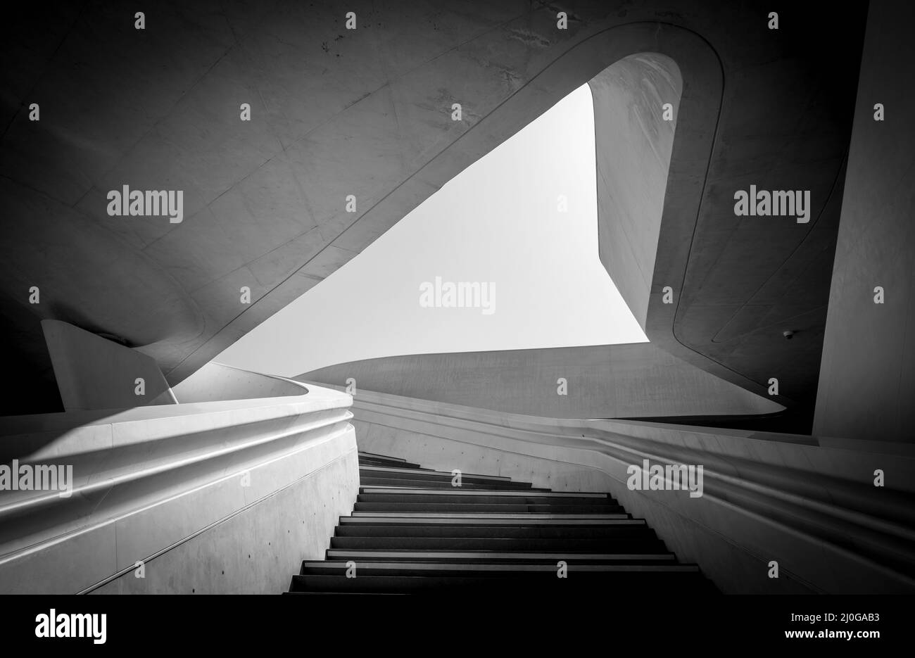 Architecture moderne et escalier vide menant à un espace ouvert lumineux. Banque D'Images