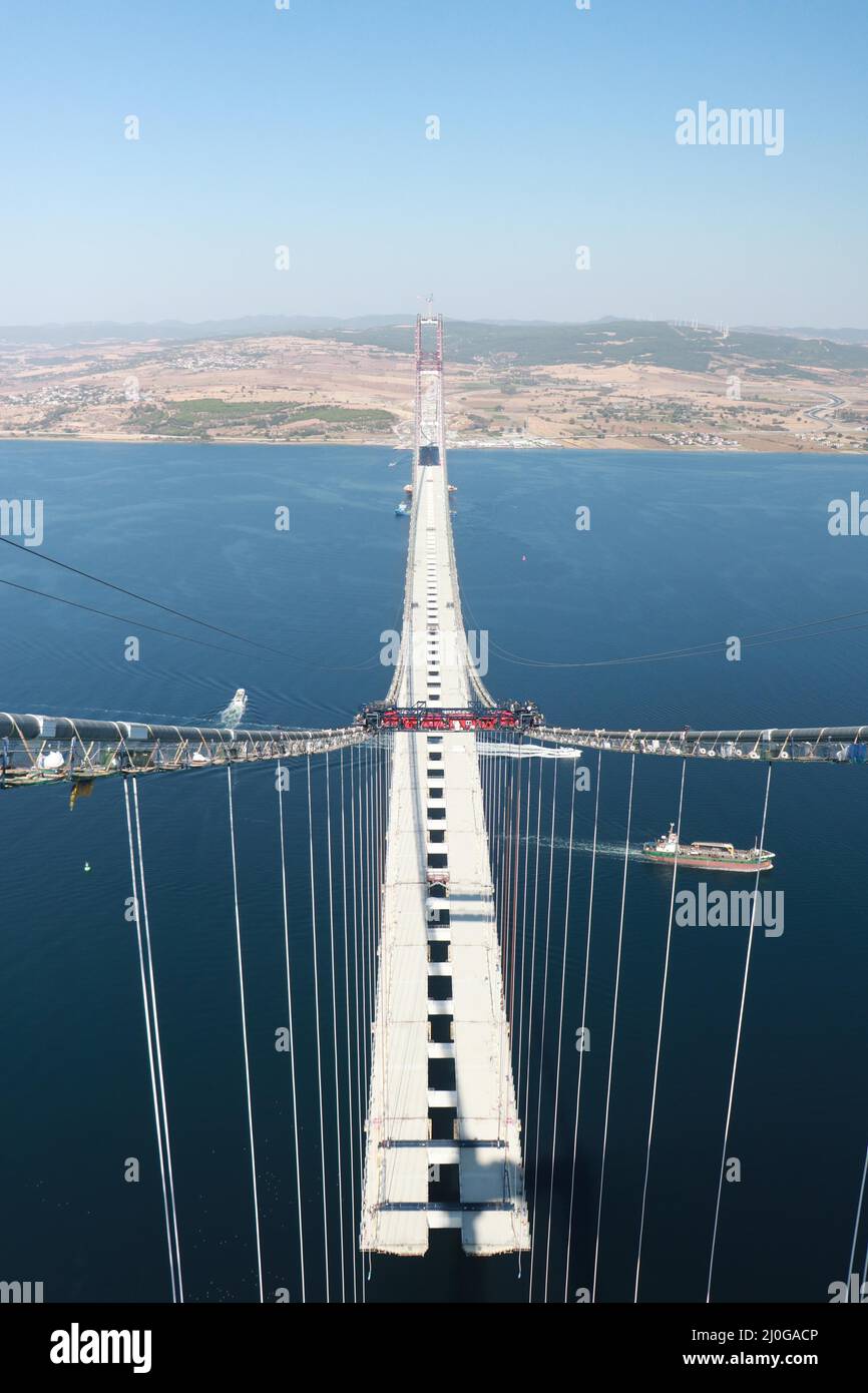 (220319) -- INSTANTBUL, le 19 mars 2022 (Xinhua) -- la photo prise le 11 septembre 2021 montre le site de construction du pont Canakkale 1915 à Canakkale, en Turquie. Le pont Canakkale 1915 de Turquie, le plus long pont suspendu à mi-portée qui traverse le détroit de Dardanelles et relie l'Europe et l'Asie à l'extrémité ouest de la mer de Marmara, a été inauguré vendredi dans la province de Canakkale, dans le nord-ouest de la Turquie. Le Sichuan Road and Bridge Construction Group de Chine a également participé à la construction du pont après avoir remporté le projet de levage de poutre en acier. (Xia Zhenhan/Sichuan Road et Bridge Co Banque D'Images