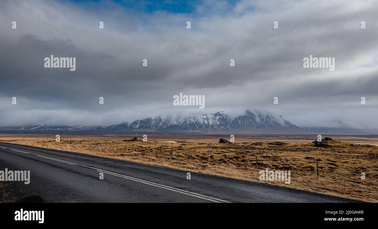 Route de campagne vide au printemps Islande Europe. Ciel orageux paysage islandais Banque D'Images