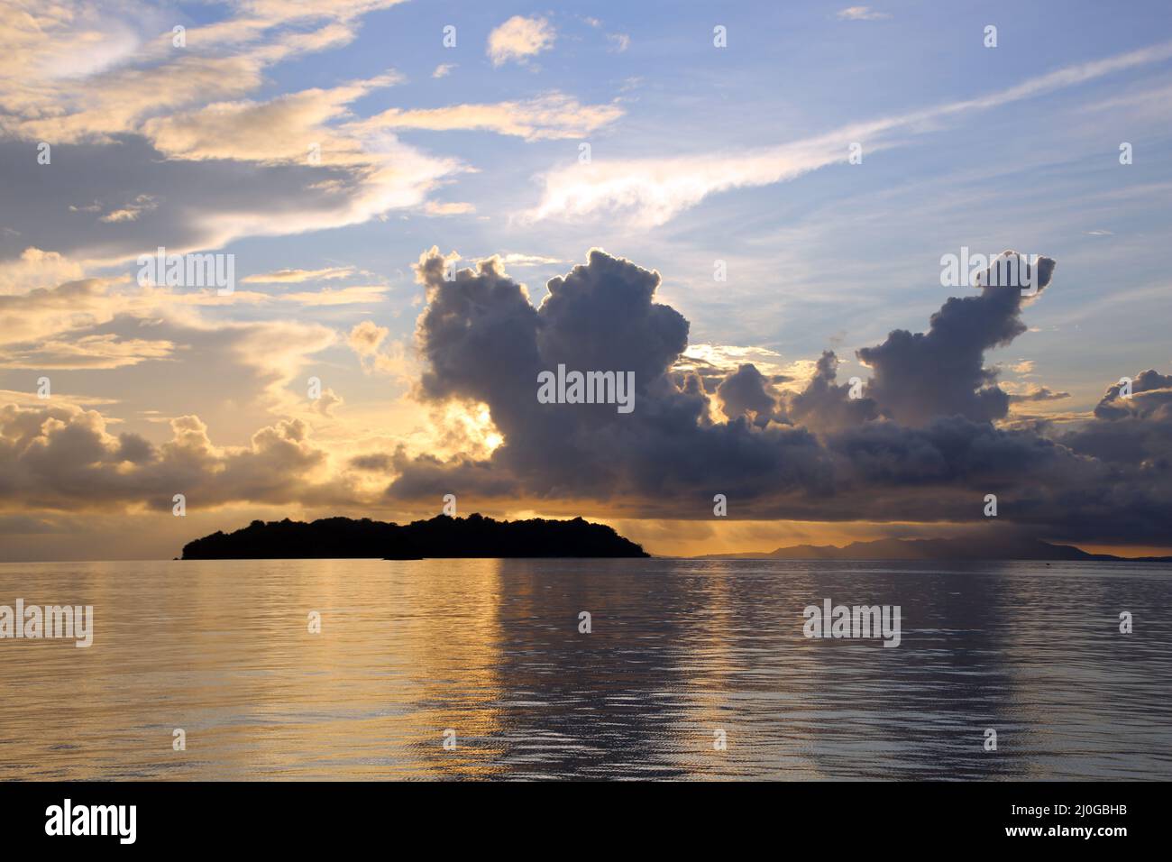 Lever du soleil entre les îles des Moluques du Nord dans la mer des Moluques Banque D'Images