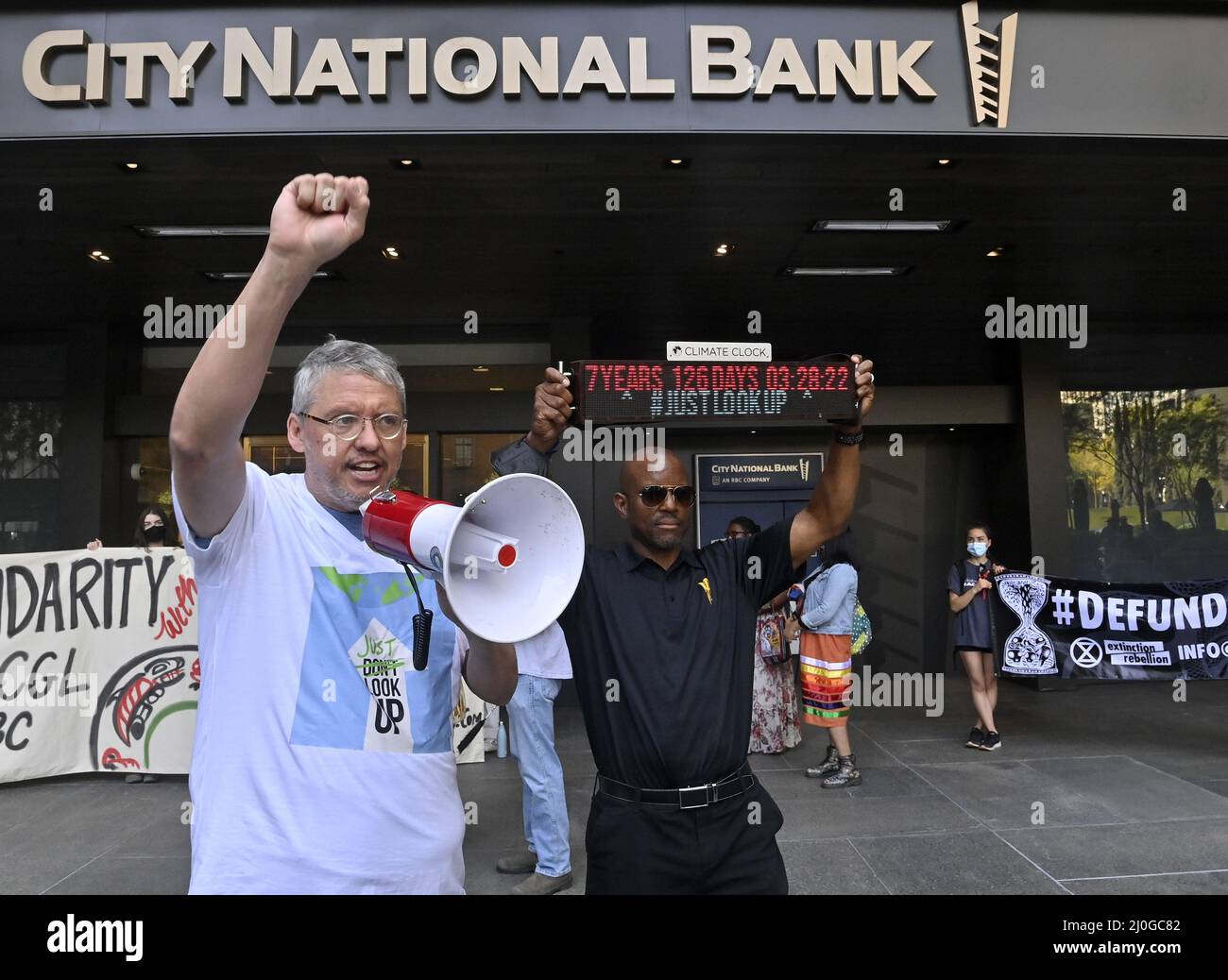 Los Angeles, États-Unis. 19th mars 2022. Adam McKay, directeur de « Don't look Up », rejoint une coalition menée par des autochtones et des jeunes lors d'un rassemblement, demandant au syndicat United Teachers Association de céder son fonds de pension de $20 à partir de combustibles fossiles à la City National Bank, dans le centre-ville de Los Angeles, le vendredi 18 mars 2022. McKay a annoncé que sa compagnie cédera son argent à la City National Bank/Banque Royale du Canada si la banque ne répond pas aux exigences de la tribu des Wet'suwet'en, dont le territoire et l'approvisionnement en eau sont menacés par le gazoduc CGL. Crédit : UPI/Alay Live News Banque D'Images