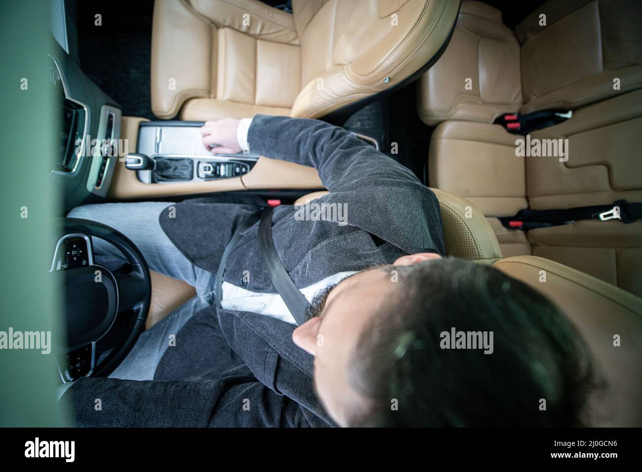 Homme dans une voiture de luxe Banque de photographies et d’images à ...