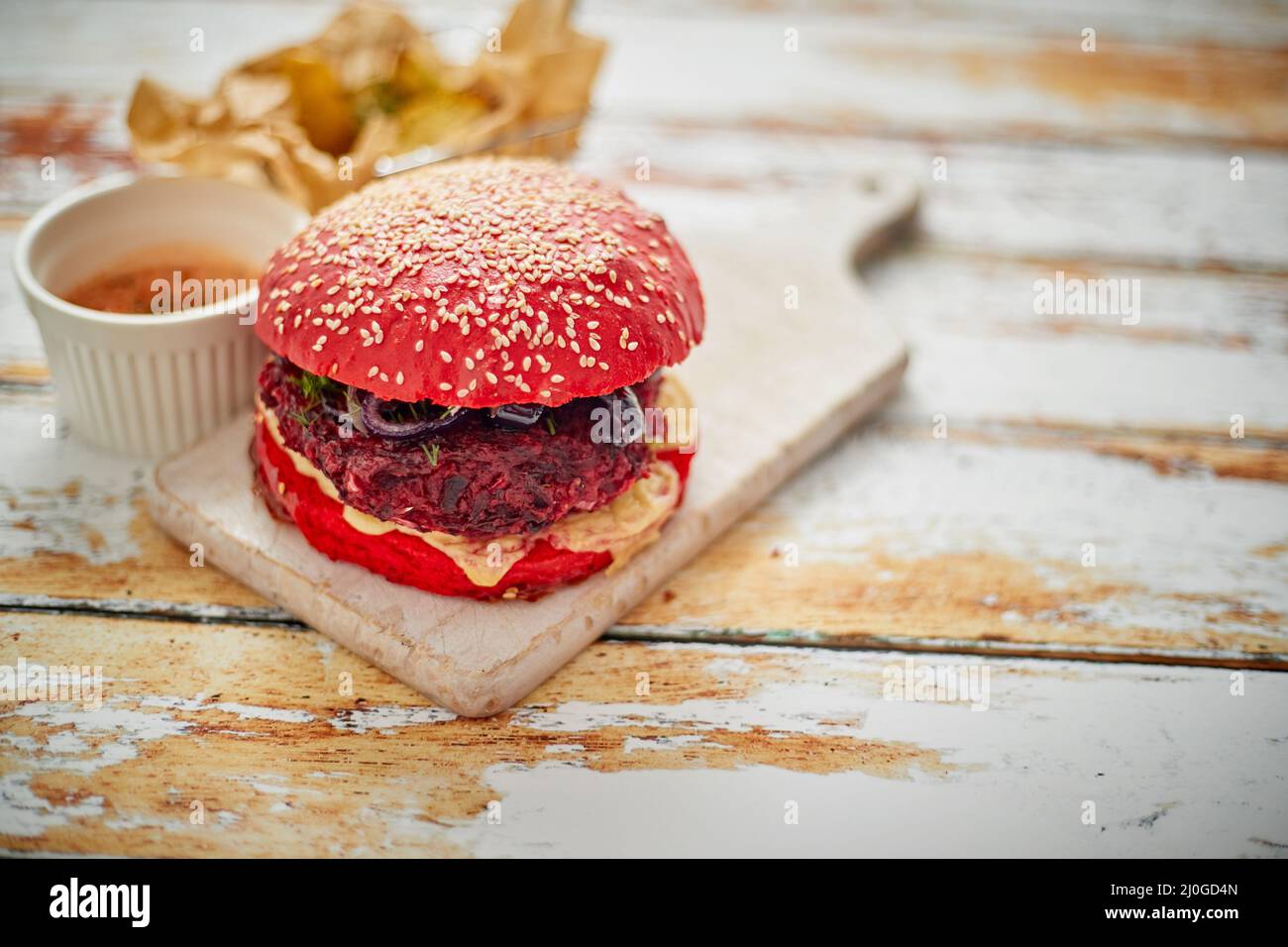 Hamburger végétarien sur planche à découper Banque D'Images