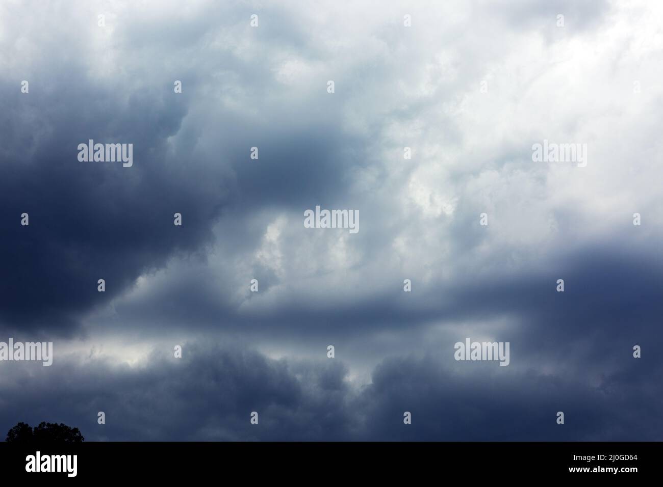 Sinistre sombre nuages gris. Ciel dramatique. Banque D'Images