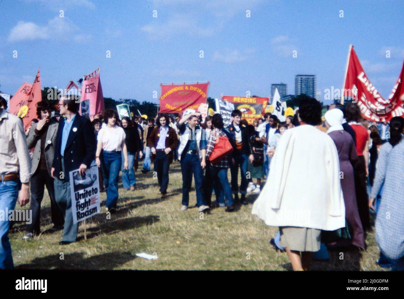 Rassemblement contre le racisme dans un parc de Londres au cours de l'été 1978, en réponse au nombre croissant d'attaques racistes au Royaume-Uni. En 1978, Rock contre le racisme (RAR) et la Ligue anti-nazie (ANL) ont organisé des manifestations et des carnavals, en réponse en partie à un soutien croissant au Front national d'extrême-droite aux urnes. Banque D'Images
