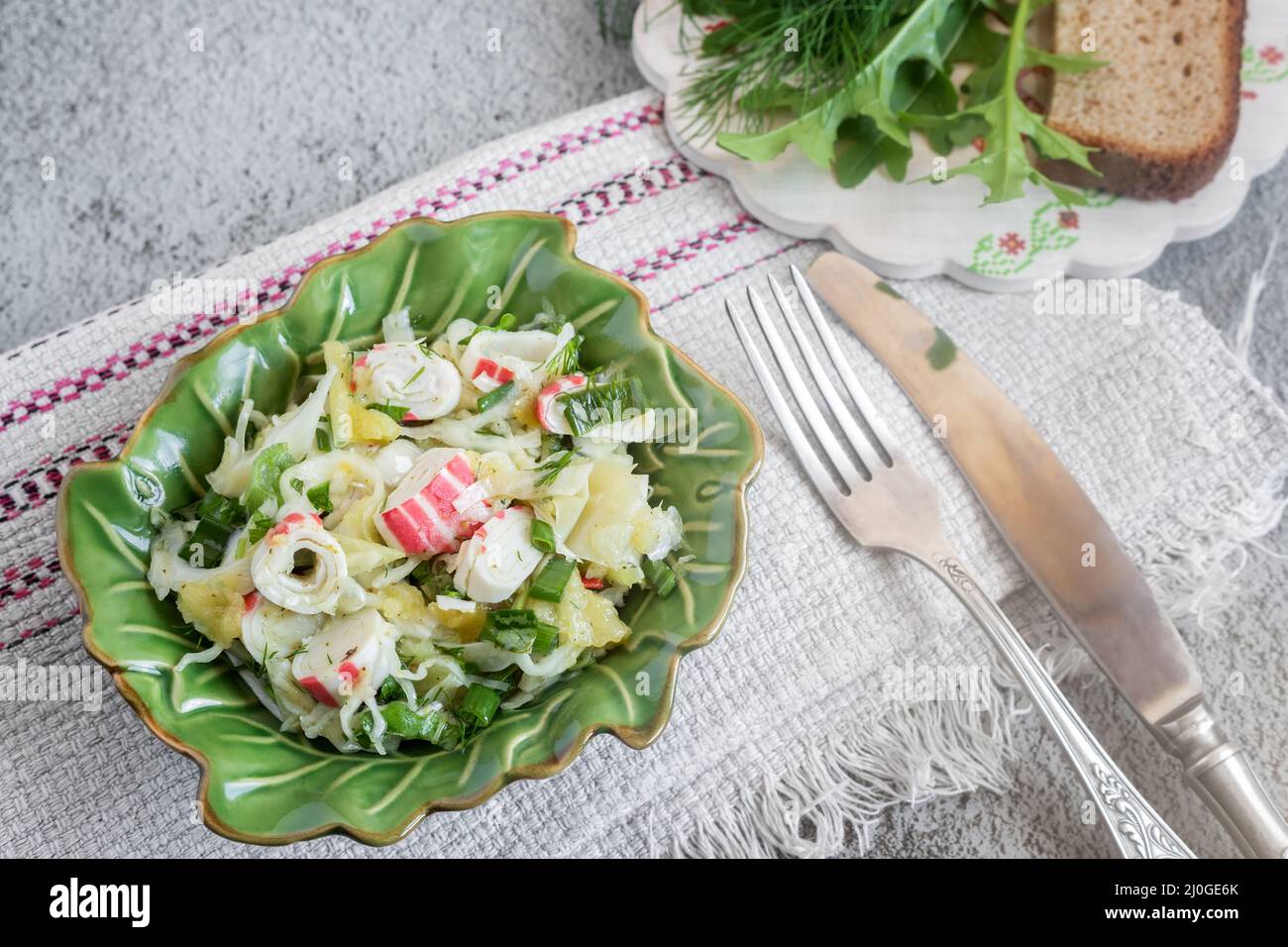 Salade de légumes, oignons verts et bâtonnets de crabe Banque D'Images