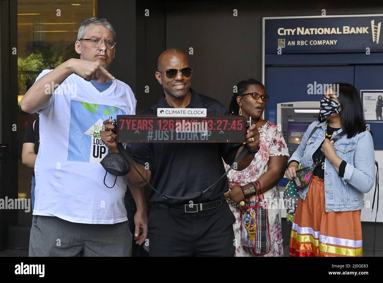 Los Angeles, États-Unis. 19th mars 2022. Adam McKay, directeur de « Don't look Up », rejoint une coalition menée par des autochtones et des jeunes lors d'un rassemblement, demandant au syndicat United Teachers Association de céder son fonds de pension de $20 milliards de combustibles fossiles à la City National Bank du centre-ville de Los Angeles le vendredi 18 mars 2022. McKay a annoncé que sa compagnie cédera son argent à la City National Bank/Banque Royale du Canada si la banque ne répond pas aux exigences de la tribu des Wet'suwet'en, dont le territoire et l'approvisionnement en eau sont menacés par le gazoduc CGL. Crédit : UPI/Alay Live News Banque D'Images